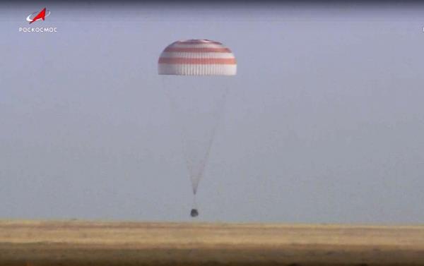 联盟号太空舱载着2名俄罗斯人和1名美国人从国际空间站返回地球